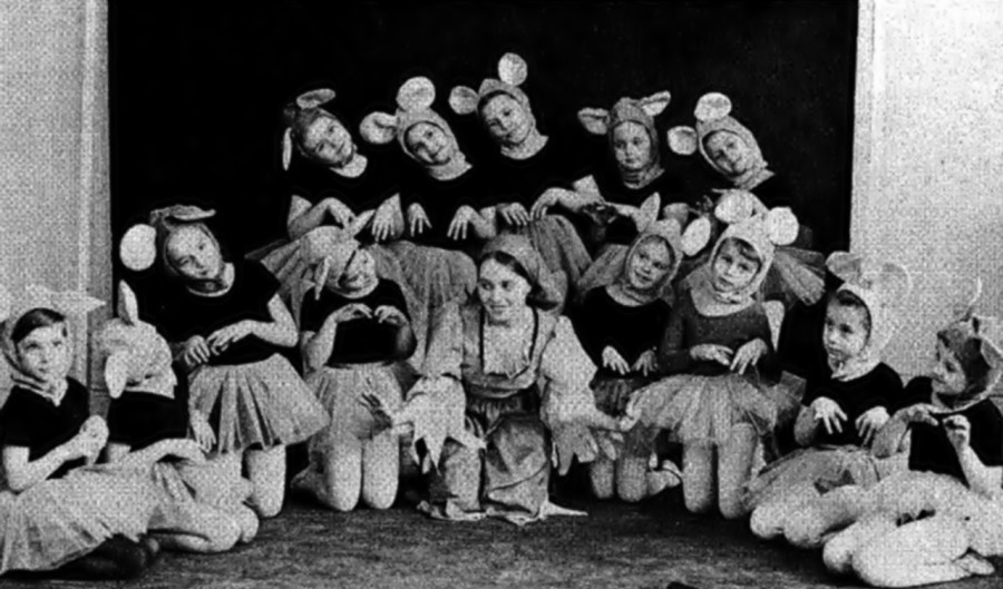 Квітка Цісик у ролі Попелюшки та маленькі «мишки» в однойменному балетному спектаклі у постановці Роми Прийми (за сайту korrespondent.net)