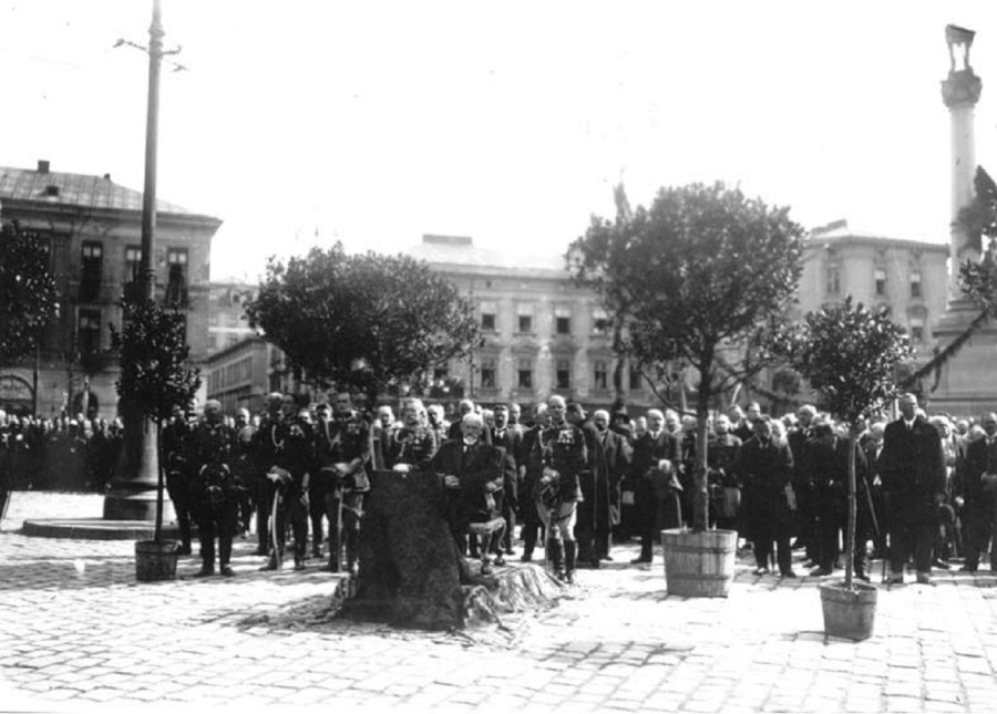 На фото на урочистому місці ймовірно сидить Т.Рутовський, після свого повернення з російського ув'язнення. Фото 1917 року