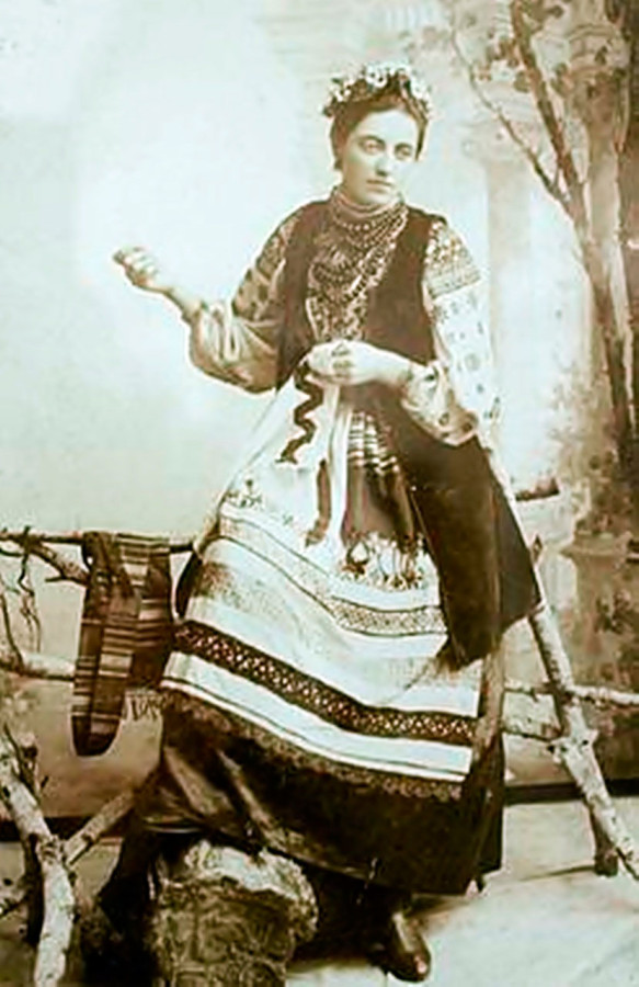 Відома львів’янка Соломія Крушельницька в подільському строї. Фото 1892 року. Джерело: https://uk.wikipedia.org