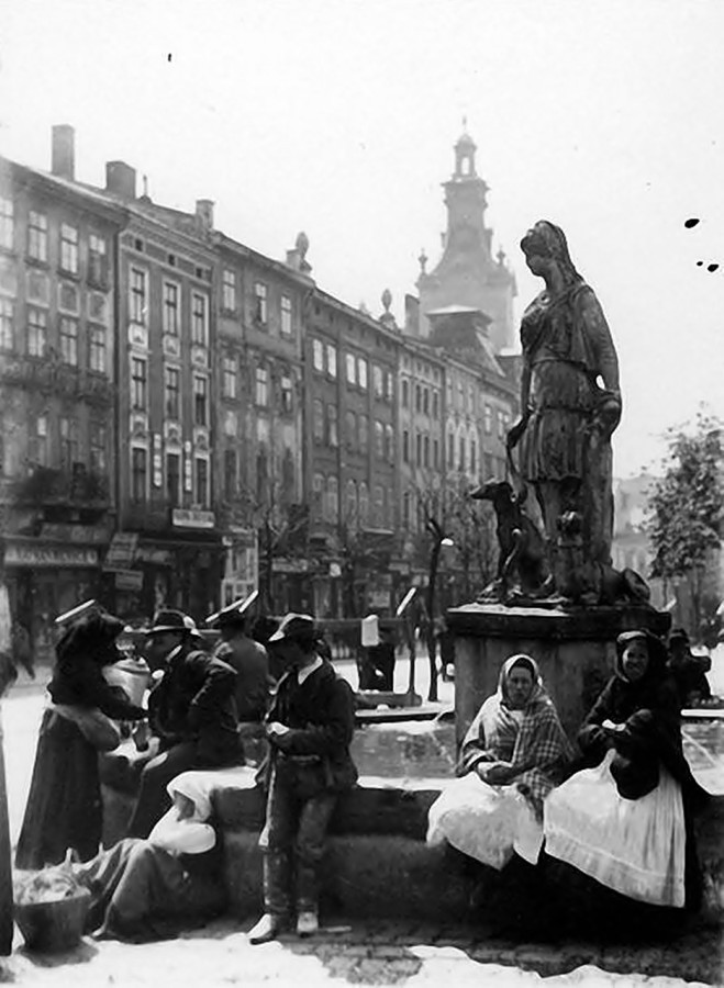 Площа Ринок, початок ХХ ст. Джерело: https://www.facebook.com/lvivretro/photos/a