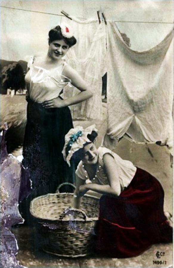 Жінки, що вивішують випраний одяг, між 1900–1930 рр. Джерело: https://polona.pl
