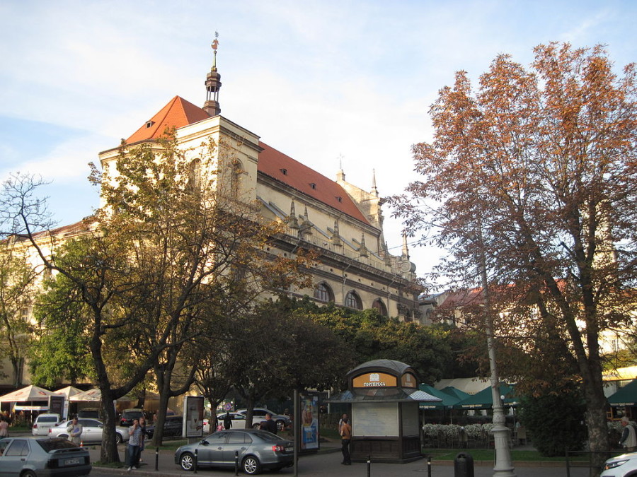 Сучасний вигляд костелу єзуїтів (гарнізонний храм Петра й Павла) з проспекту Свободи