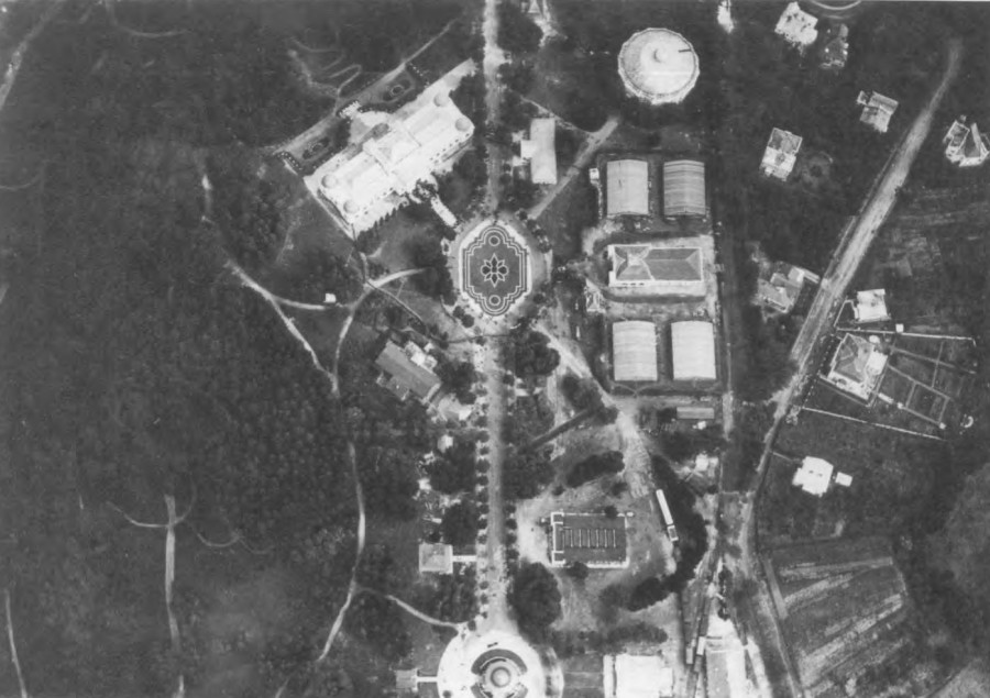 Вигляд зверху на клубму, облаштовану у фонтані. Фото 1921-1939 рр.