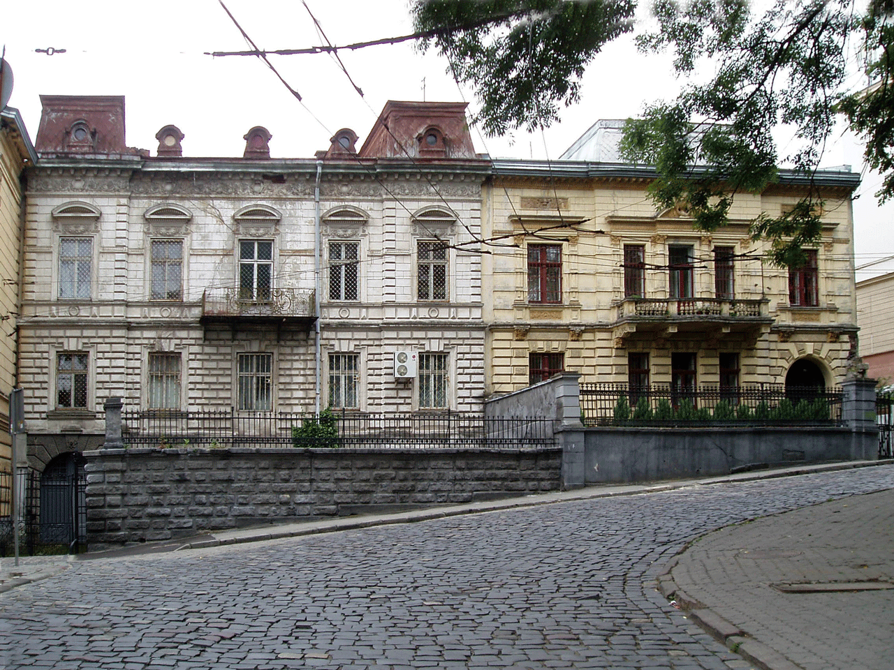 Житлові будинки № 5 і 7 в стилі неоренесансу на вулиці Каменярів