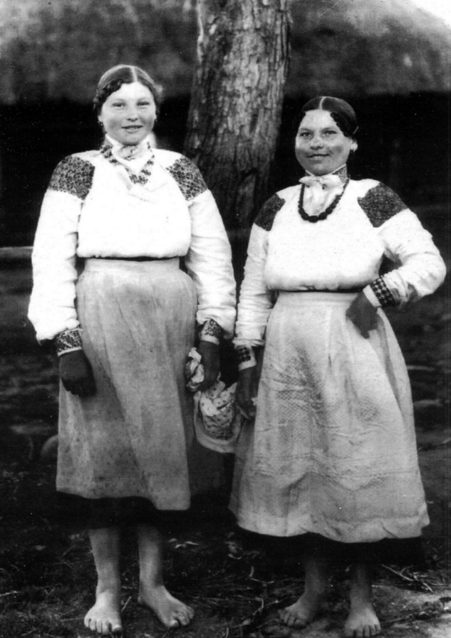 Ярослав Коваль. Дівчата з Ілемні (Босі), 1935 р. (Коваль Я. Господар Перегінської пущі: рідкісні фотоґрафії з життя Слуги Божого Андрея Шептицького. ¬– Львів, 1996. – 36 с.)