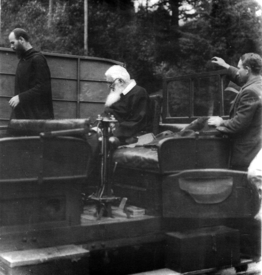 Митрополит Андрей з братчиком на дрезині у Підлютому, 1930-ті рр. (Коваль Я. Господар Перегінської пущі: рідкісні фотоґрафії з життя Слуги Божого Андрея Шептицького. ¬– Львів, 1996. – 36 с.)