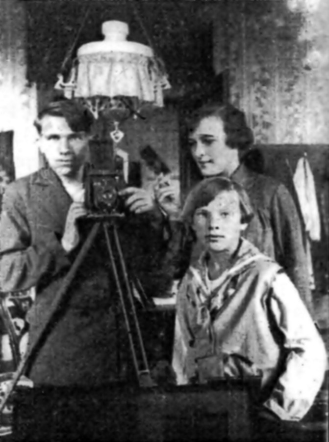 Ярослав Коваль із доньками директора школи Степана Качали, 1920–1930-ті рр. (Василечко Л. Літопис Ціневи: минуле і сьогодення. – Львів, 2009. – 190 с.)