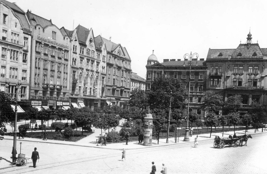 Сквер площі Галицької, котрий також створив А.Рерінг. Фото початку XX ст.