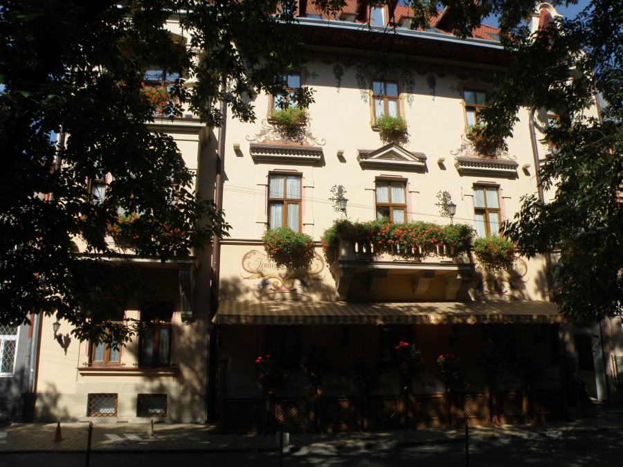 Колишній будинок Шидловських на площі Маланюка, спроектований Ф.Сковроном