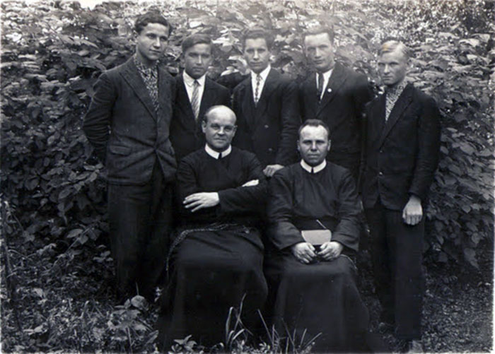 Іван Нагірний та Богдан Репетило (стоять другий і третій справа) разом з іншими кандидатами перед початком новіціату. Сидять: отці Франц Ван Ден Бош (Франциск Боский) і Михайло Лемішка. Початок 1930-х рр.