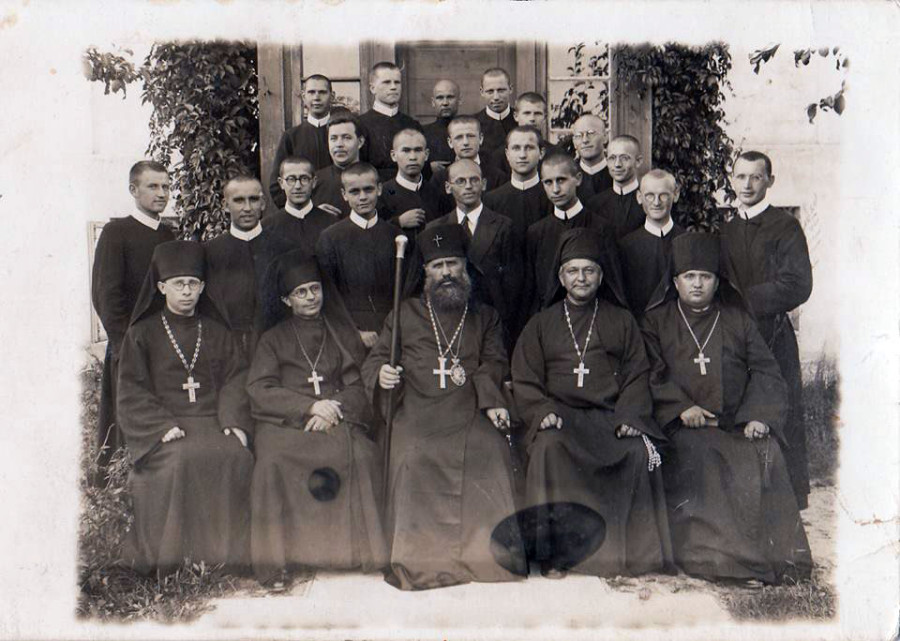 Студенти Іван Нагірний (стоїть у першому ряду крайній праворуч), Богдан Репетило (стоїть у першому ряді третій справа) і Юрій Потерейко (стоїть у другому ряді перший зліва) разом з іншими семінаристами з обителі св. Альфонса в гостях у владики Миколая Чарнецького. Ковель, 1938 р.