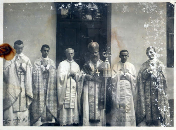 Єпископ Миколай Чарнецький з рукоположеними на священство. Зліва направо: отці Іван Нагірний, Богдан Репетило, Володимир Арвай, Андрій Івашкевич, Володимир Багнюк. Львів, монастир св. Климентія, 2 серпня 1939 р.