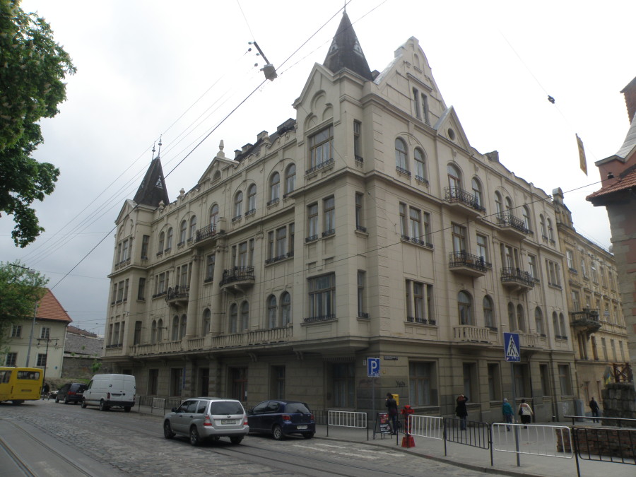 Наймолодший будинок вул. Підвальної, котрому не мало, не багато майже 115 років.