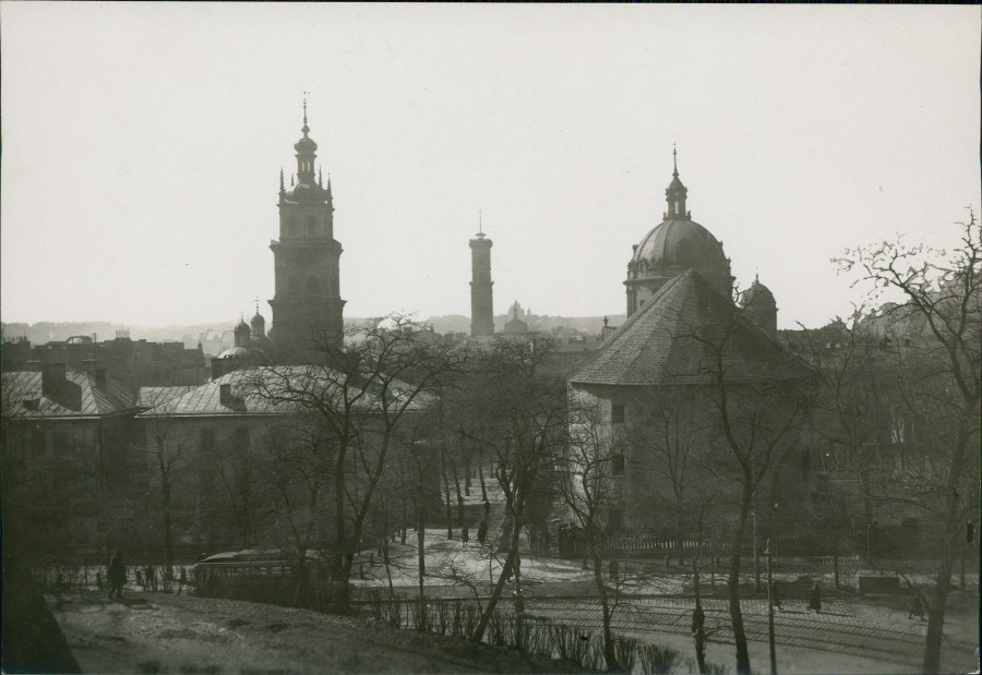 На фото помітно Порохову вежу, котра разом з Міським арсеналом належить до найдавніших споруд вул. Підвальної. Фото кін. 19 ст.