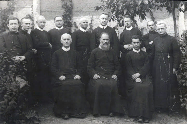 Редемптористи у монастирі св. Климентія. Сидять: о. Йосиф де Вохт, владика Миколай Чарнецький, о. Богдан Репетило. Стоять бр. Лев Стефанович, бр. Іриней Манько, о. Павло Маїк, о. Володимир Стернюк, о. Микола Якимович, о. Василь Величковський, о. Дмитро Леб'як, бр. Панкратій Костюк, бр. Роман Чепіль. Початок 1940-х рр.