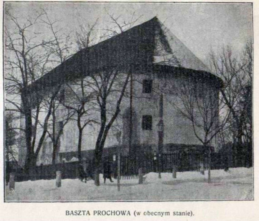 Вигляд Порохової вежі наприкінці 19 ст. Праворуч помітно літній театр, що діяв поруч вежі. Фото кін. 19 ст.