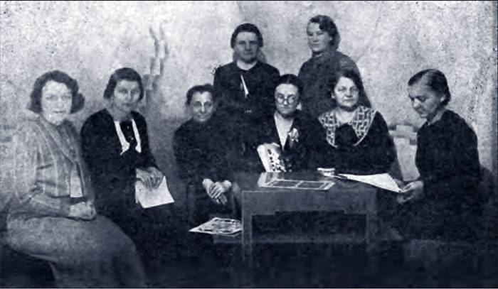 Редакційна колегія «Нової Хати». Зліва направо: Марія Громницька, Євгенія Вербицька, Константина Малицька, Стефанія Савицька, Лідія Бурачинська, Ірина Бонковська, Олена Залізняк, Ірина Ґурґула. 1934 р.