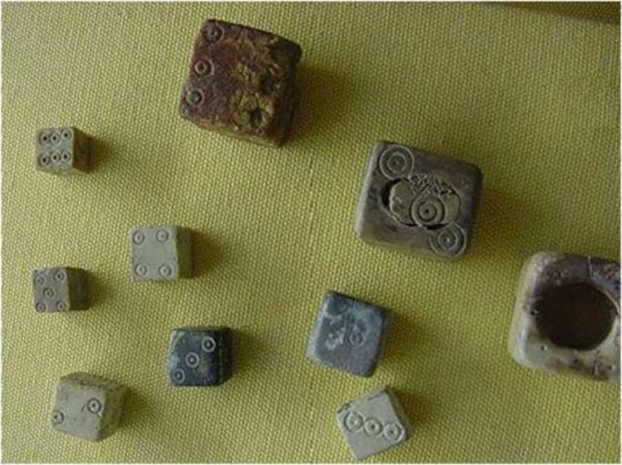 Гральні кубики в давнину. Фото з http://photo-lviv.in.ua/mif-pro-lviv-azartnyj/