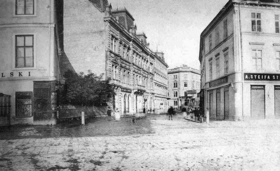 На фото помітно частину будівлі готелю "Англійський" перед самим його знесенням у 1888 році