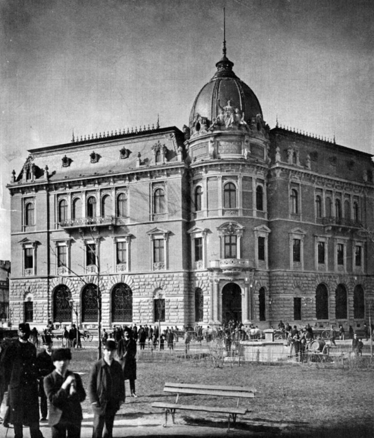 Новозбудований будинок Ощадної каси на місці знесеного будинку готелю "Англійський". Фото 1890-х рр.