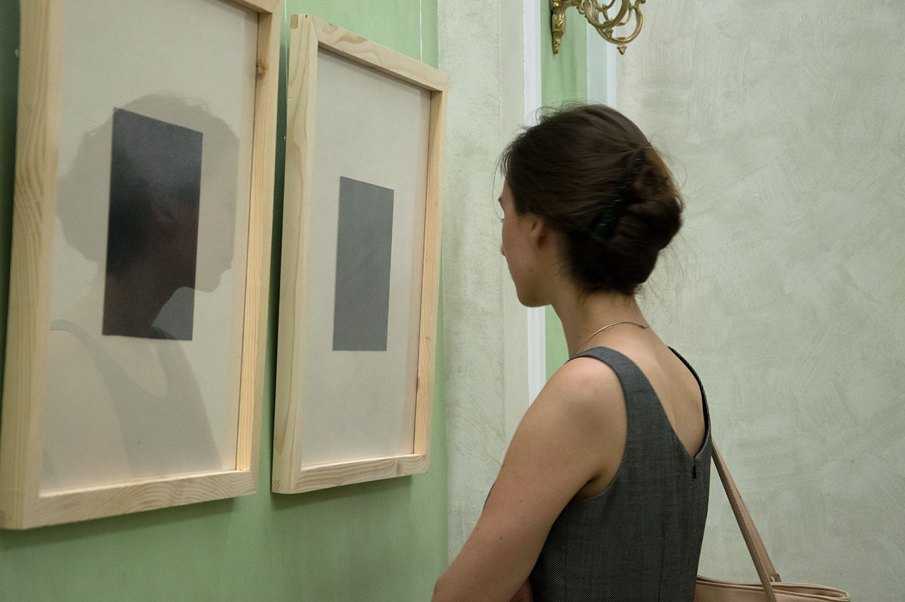 Відвідувачка розглядає картини Анни Міронової