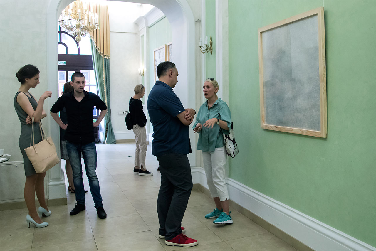 4.Львів'яни розглядають картини Анни Міронової