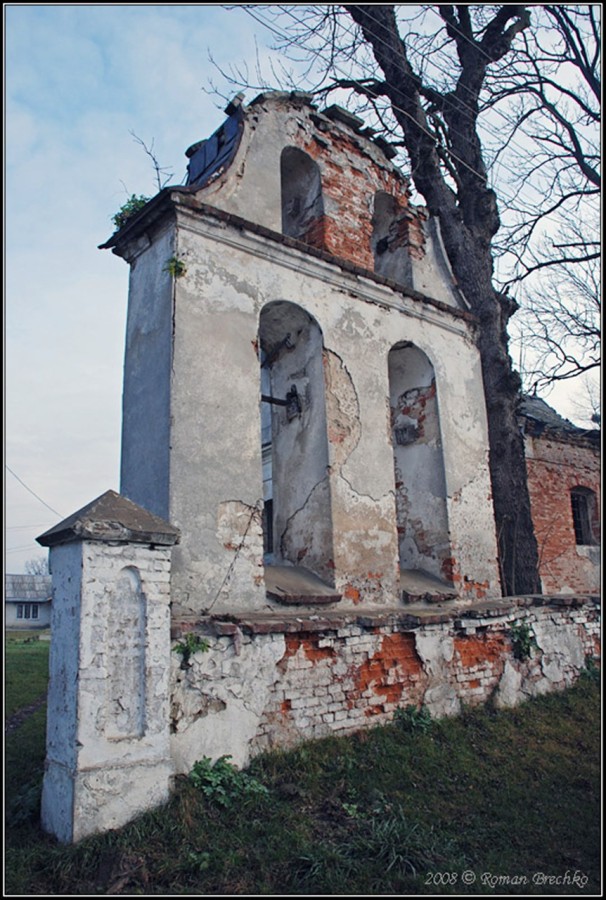Дзвіниця, якої уже немає (фото взято з http://ukrainaincognita.com/palatsy-ta-sadyby/obroshyne)