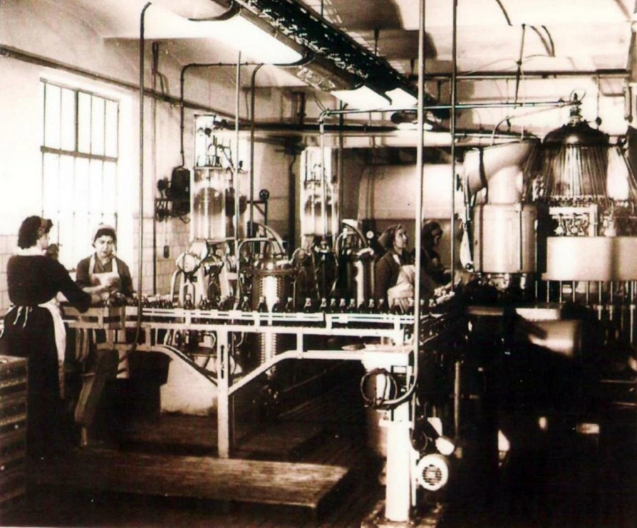 Всередині фабрики алкогольних виробів родини Бачевських. Фото 1920-х років