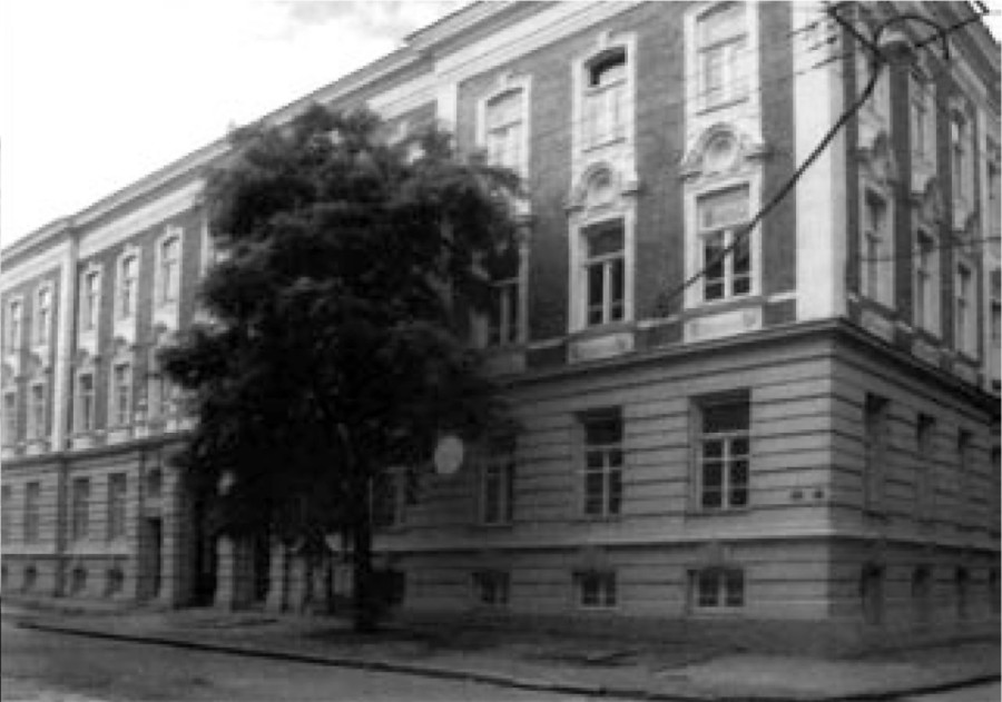 Будинок “Школи артистичного промислу” у Львові, 1892 р. (джерело : http://www.anthropos.lnu.edu.ua/jspui/bitstream/123456789/2576/1/170-175_%d0%a8%d0%bc%d0%b0%d0%b3%d0%b0%d0%bb%d0%be_%d0%a0.pdf)