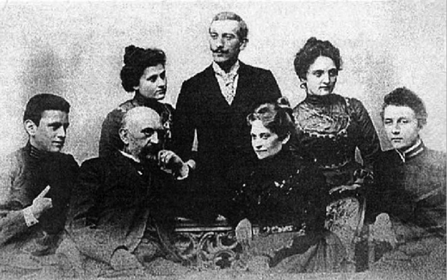 Родина Шухевичів: зліва направо сидять – Володимир (мол.), батьки Володимир і Герміна, Тарас; стоять – Дарія, Осип (батько Тараса Чупринки), Ірина (Володимир Шухевич (1849–1915) : біобібліогр. покажч. : у 2 ч. – Львів, 2004. – 204 с. – (Українська біобібліографія. Нова серія; Чис. 18, ч. 1)