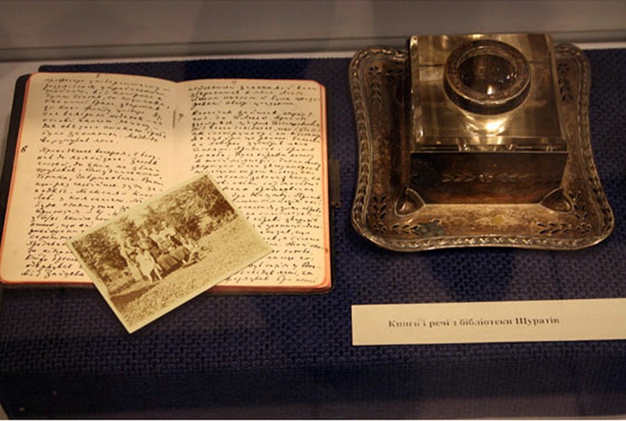 Книги і речі з бібліотеки Щуратів (зі сайту http://risu.org.ua/ua/index/exclusive/events_people/62056/)