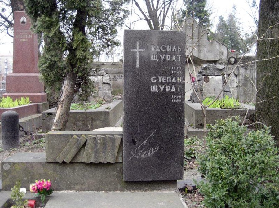 Могила Василя та Степана Щуратів на Личаківському цвинтарі (зі сайту http://lviv-lychakiv.ukrain.travel/redakce/index.php?lanG=uk&clanek=81&slozka=73&detaildb=113&)