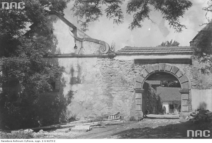 Свірзький замок. Одна із в'їзних брам. Фото 1910-1939 рр.