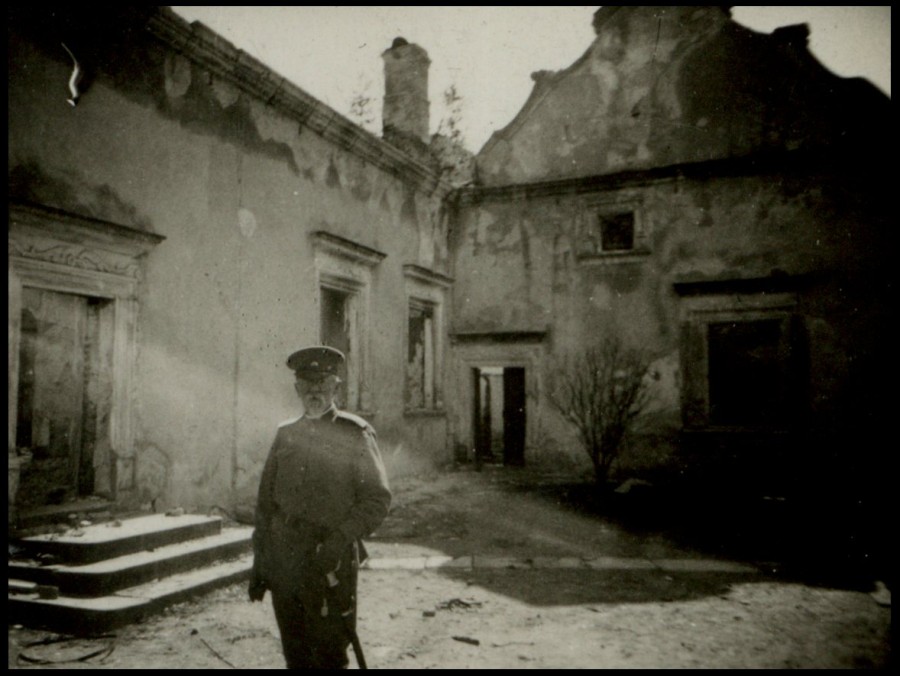 Російський офіцер в дворі Свірзького замку. Фото 1914 року.