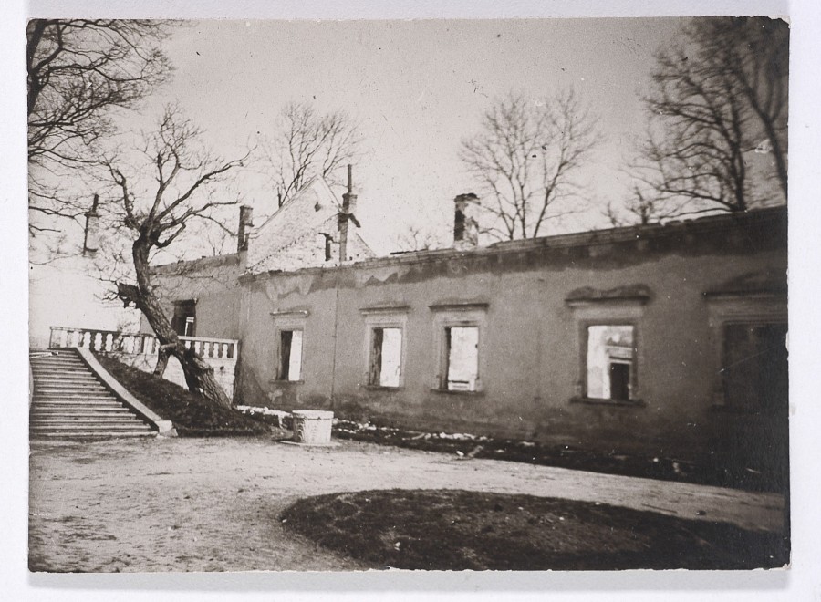 Колодязь в дворі Свірзького замку. Фото 1914 року