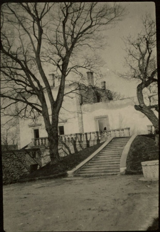 Свірзький замок. Помітно відсутність даху на будівлі, що постраждали від війни. Фото 1915 року