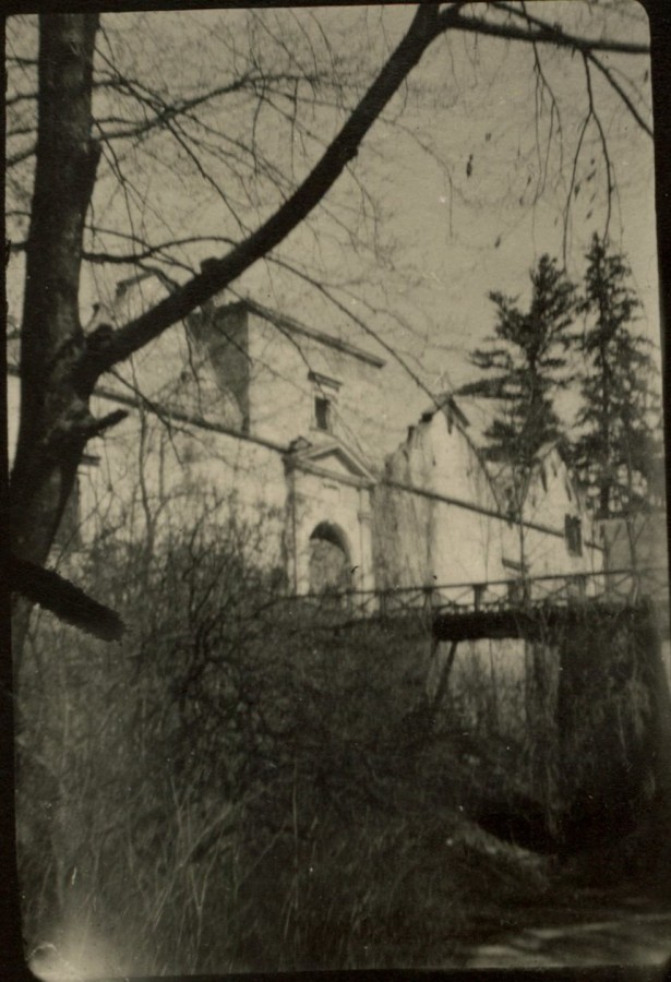 Вид з рову на місток Свірзького замку. Фото 1915 року