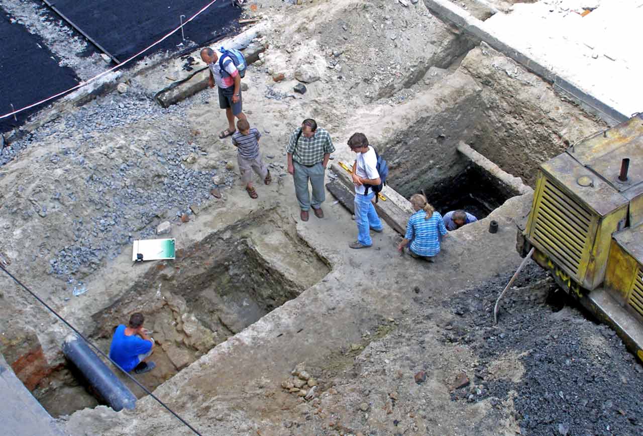 Розкопи на вулиці Руській у 2002. Фотоматеріали з експедиції Археологічно-архітектурної служби: Юрій Лукомський