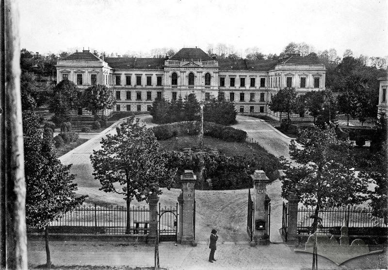 Головний корпус медичного факультету поч. ХХ ст. Фото взято з архіву ЛНУ