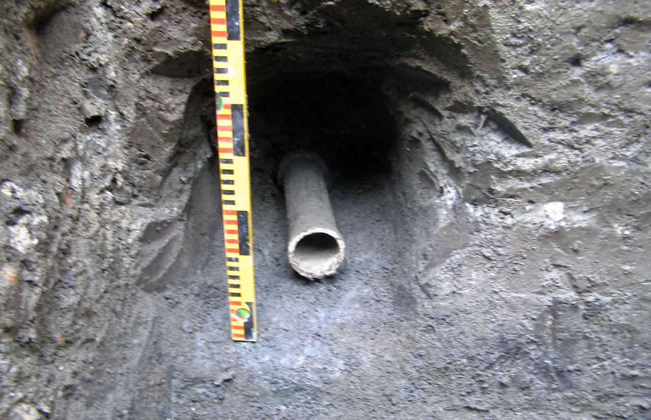 Знайдений на вулиці Руській керамічний водопровід. Фотоматеріали з експедиції Археологічно-архітектурної служби: Юрій Лукомський