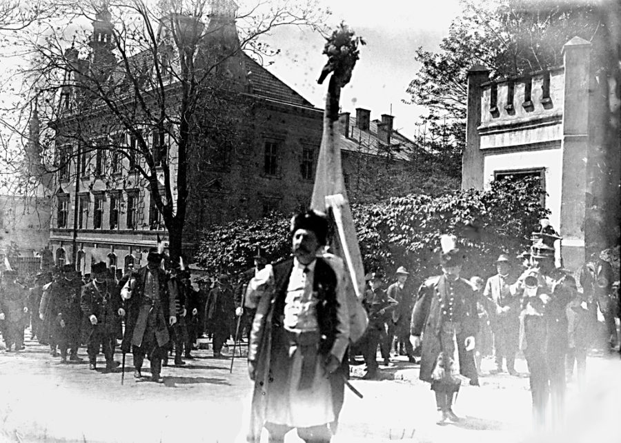 ПАрад "Стрілецького товарства", 30-ті рр. ХХ ст. (взято з http://strubcina.org/%D1%83%D0%BB%D0%B8%D1%86%D0%B0-%D0%BB%D1%8B%D1%81%D0%B5%D0%BD%D0%BA%D0%BE/)