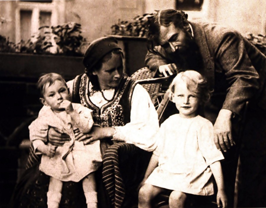 Олекса Новаківський із дружиною Анною-Марією та синми Жданом (Олексою) і Ярославом, 1923 р.