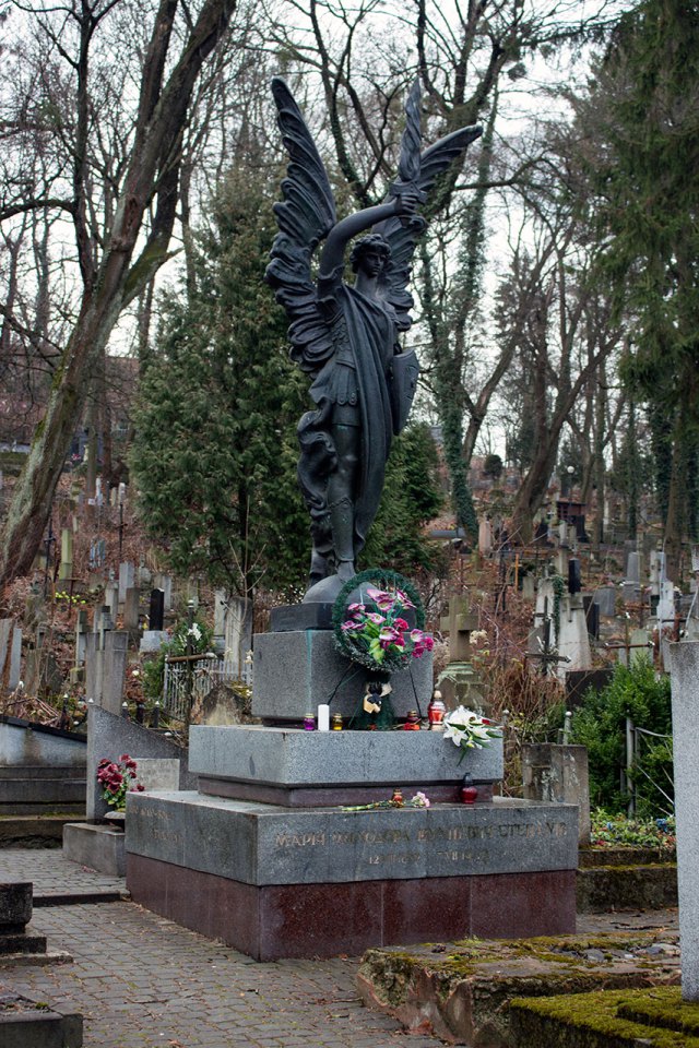 Могила Олени Степанів на Личаківському цвинтарі