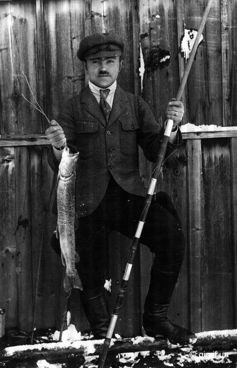 Микола Сеньковський із впійманим лососем дунайським, ймовірно кін. 1920-х рр. (зі сайту http://gig.if.ua/838)