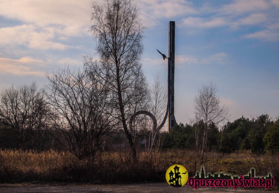 45-метрова стела, що видніється з траси