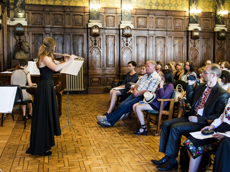 Наталія Кожушко та Світлана Позднишева виконують Фантазфю на дві українські теми для флейти та фортепіано. Фото: Ксенія Янко