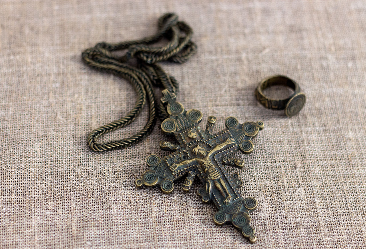 Гуцульський чоловічий мосяжний хрест і перстень Косівського р-ну першої третини ХХ ст.