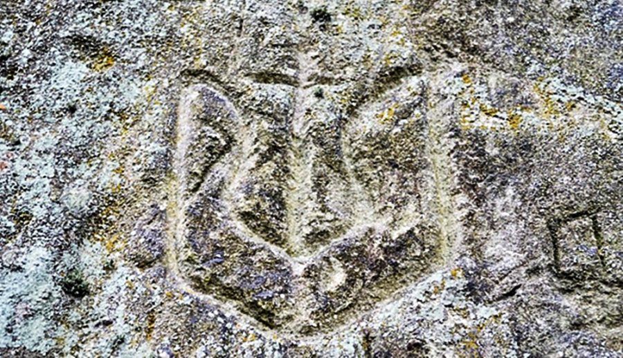 Тризуб, висічений на скелі поблизу печери в Іліві, околицях Стільського городища.. Джерело: https://plus.google.com/photos/+OlehDukas/albums/5914146662683991457