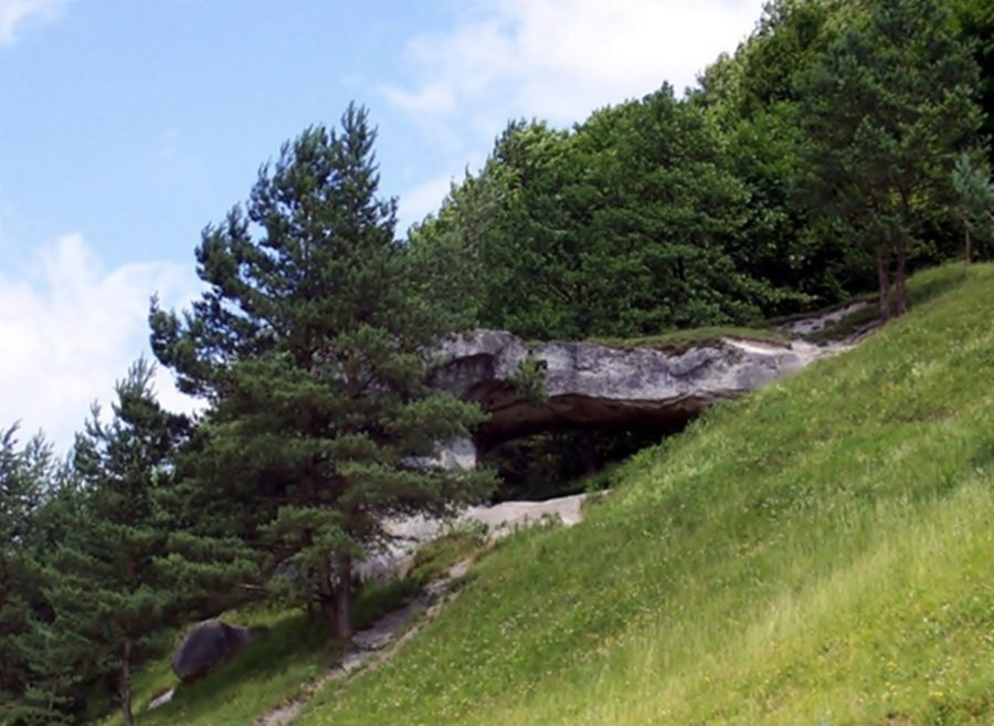 Храм Сонця (скеля Дірявець), село Дуброва. https://uk.wikipedia.org/wiki/%D0%A1%D1%82%D1%96%D0%BB%D1%8C%D1%81%D1%8C%D0%BA%D0%BE_(%D0%B3%D0%BE%D1%80%D0%BE%D0%B4%D0%B8%D1%89%D0%B5)