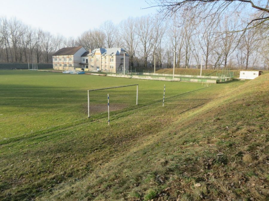 Залишки валів замку навколо стадіону в Комарно